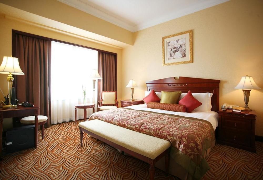 Holiday Inn Shanghai Nanjing Road By Ihg Exterior photo A bedroom at the hotel